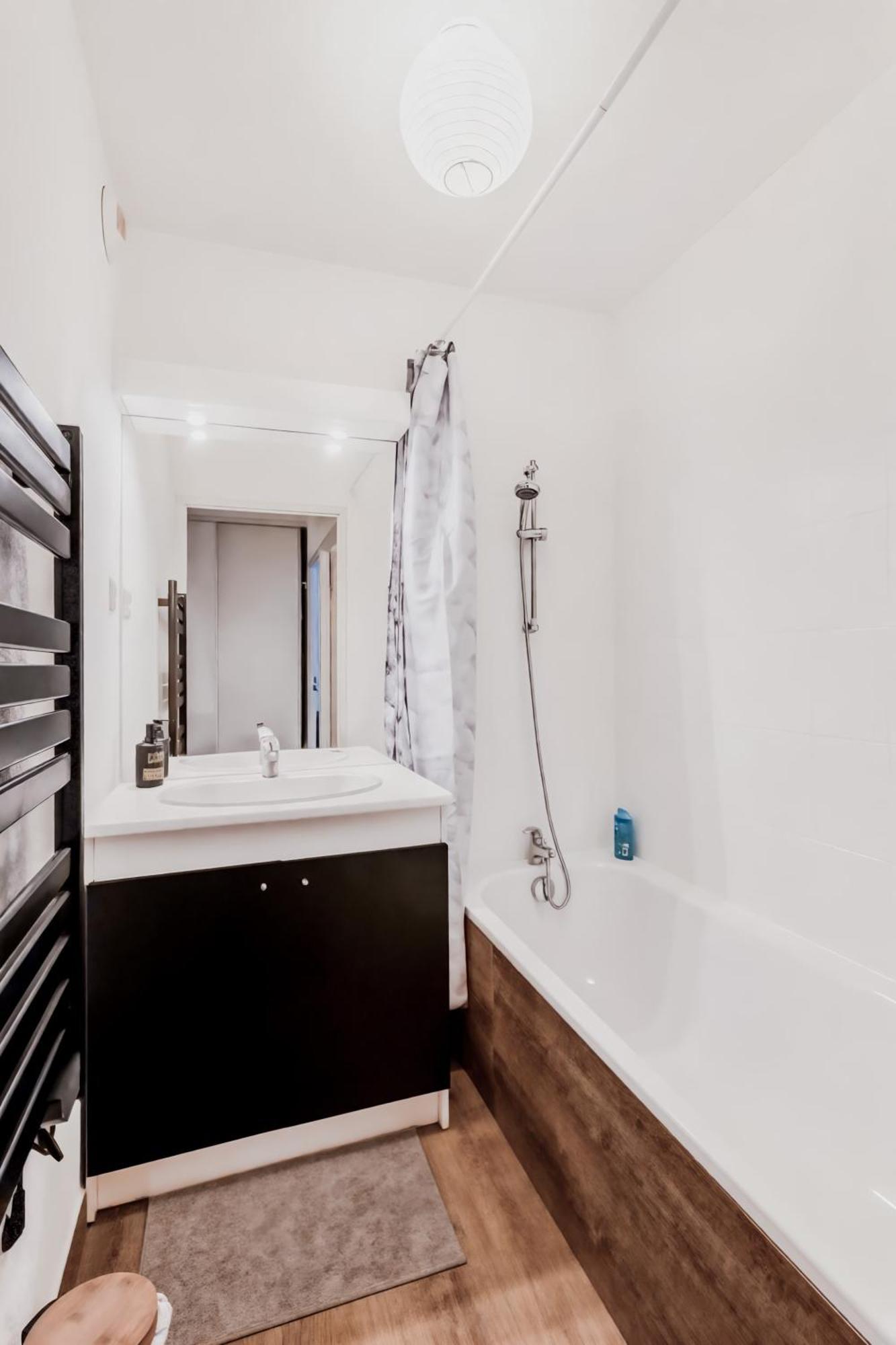 Superbe Appartement - Parking Gratuit - 4 Personnes 尚贝里 外观 照片